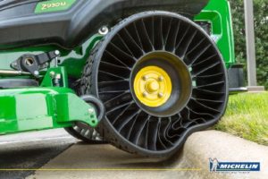 michelin tweel 300x200 Orka na 28 skib 2017. W polu ciągniki John Deere 7290R, 7310R, 8260R   FOTO