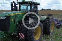 John Deere 9560R Kockerling Vector 2024 film 240x160 Valtra Q305 Unlimited i Vaderstad Carrier XL 625 + BioDrill – maszyny dla wymagających