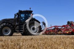 Valtra Q305 Vaderstad Carrier XL BioDrill 2024 film 2 240x160 John Deere 9560R i Köckerling Vector 8 m – zestaw uprawowy wagi ciężkiej