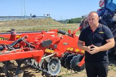 Valtra Q305 Vaderstad TopDown Rolnictwo 4 0 2024 film 2 1 240x160 Valtra Q305 Unlimited i Vaderstad Carrier XL 625 + BioDrill – maszyny dla wymagających