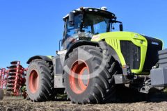 Claas Xerion 5000 Trac VC test 2024 film 240x160 Pokazy Zielonkowe z maszynami Massey Ferguson i Schuitemaker – „z lotu ptaka”