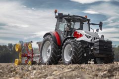 Steyr Plus 240x160 STEYR Plus zdobył tytuł „Ciągnika Roku 2025” w kategorii Utility o mocy 70 150 KM