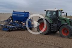 fendt 824 Kockerling Vitu siew pszenica 2024 film 240x160 Deutz Fahr Agrotron 6160 Black Edition i Kuhn Master 120 w orce