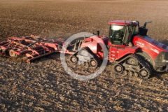 Case IH Quadtrac Vaderstad TopDown 600 CGFP Wojnowo film 240x160 Case IH Quadtrac 620 i zestaw Kockerling Master + Boxer w bezorkowym siewie pszenicy – CGFP Wojnowo