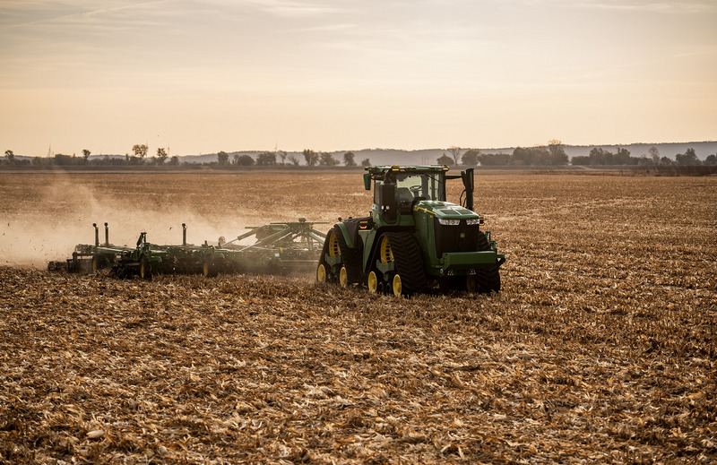 John Deere 9RX autonomous tractor John Deere prezentuje nowe autonomiczne maszyny i technologie na targach CES 2025